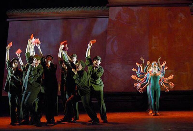 10月26日，香港芭蕾舞團在德國等地上演的《紅樓夢--夢紅樓》，劇中舞蹈員對著投影出來的紅磚牆泣訴。原定會投影出約12分鐘，顯示明清兩朝、民國、國共內戰和文革的影像，但第二場公演，有關錄像全被刪除。（香港芭蕾舞團網頁）