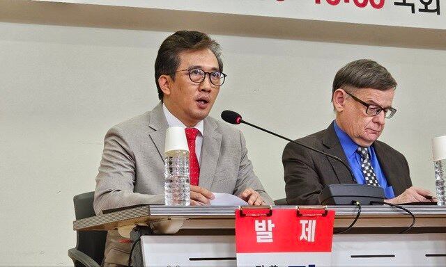 지난해 11월 한국에 망명한 리일규 전 쿠바 주재 북한대사관 참사가 26일 ‘북한 경제와 대외관계 평가’ 포럼에서 발제를 진행하고 있다.