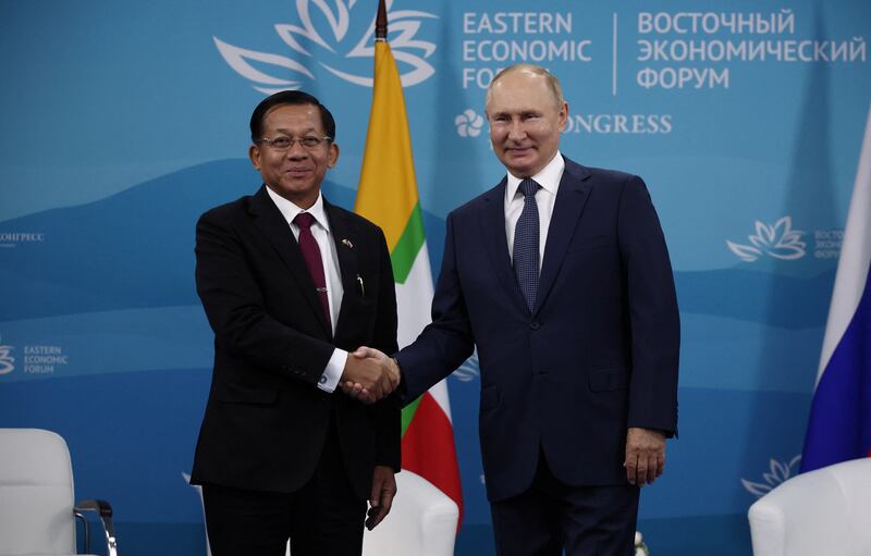 ရုရှားနိုင်ငံတွင် ကျင်းပခဲ့သည့် Eastern Economic Forum ဖိုရမ်တွင် စစ်ကောင်စီ ဥက္ကဋ္ဌနှင့် ရုရှားသမ္မတတို့ ၂၀၂၂ ခုနှစ် စက်တင်ဘာ ၇ ရက်နေ့က တွေ့ဆုံခဲ့ကြစဉ်။ (Photo:Reuters)