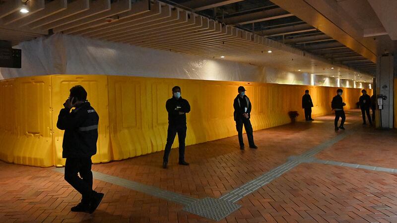 「國殤之柱」於周三（22日）晚上被工人以白布及水馬圍封，大批保安戒備。（法新社）