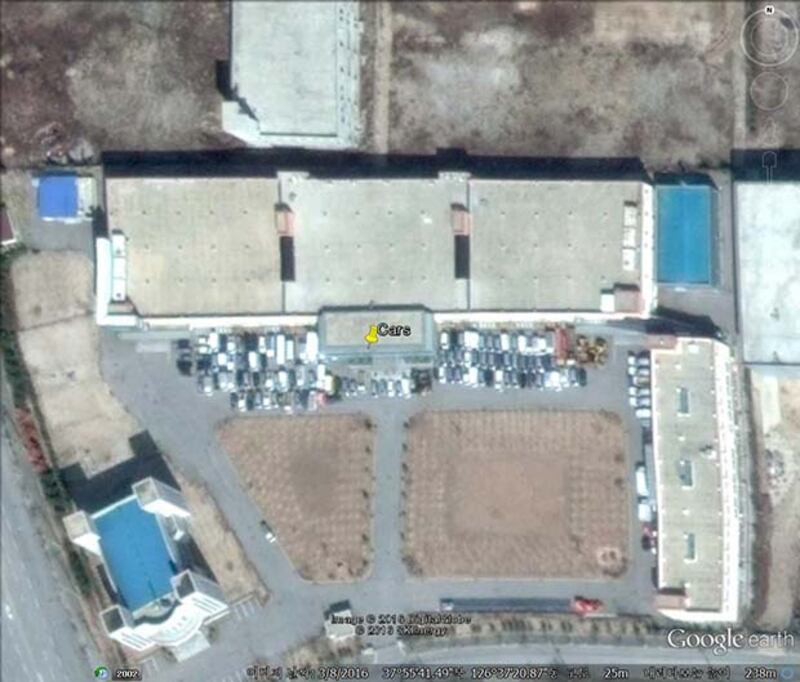 개성공단 내 한국 사업체가 사용했던 승용차와 미니밴들. 개성공단이 폐쇄된 이후 한곳에 모아놓고 사용하지 않고 있다. 사진-구글 어스 캡쳐/커티스 멜빈 제공 