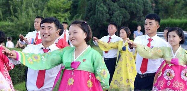 지난 2016년 정권수립일(9월9일)을 맞아 진행된 북한 청년학생들의 무도회 모습. 