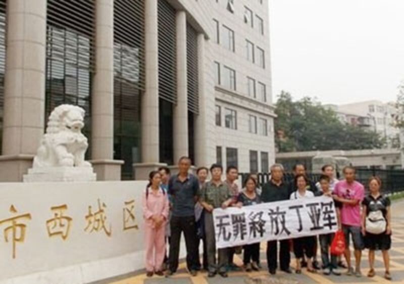 8月27日，黑龍江訪民丁亞軍案件在北京西城區法院開庭，約20名各地訪民到法院聲援。（照片來自民生觀察） 