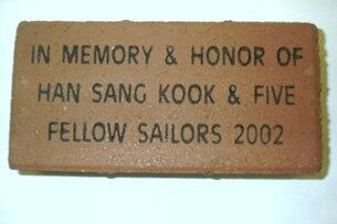 2002년 제2 연평해전'에서 숨진 한상국 중사와 5명의 전우들을 추모하는 벽돌.