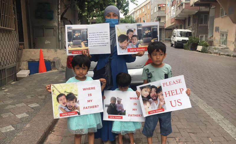 ئىدرىس ھەسەننىڭ ئائىلىسى ئۇنى قۇتۇلدۇرۇش ئۈچۈن ماراكەشنىڭ ئىستانبۇلدىكى كونسۇلخانىسى ئالدى نامايىش قىلىۋاتقان كۆرۈنۈش. 2021-يىلى 16-دېكابىر، تۈركىيە