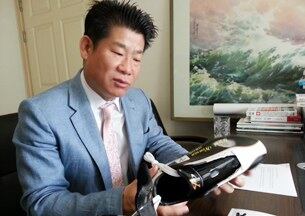 지난 20일 경기도 고양시 남북체육교류협회 사무실에서 만난 김경성 이사장이 단동축구화공장에서 생산한 축구화를 보여주고 있다.