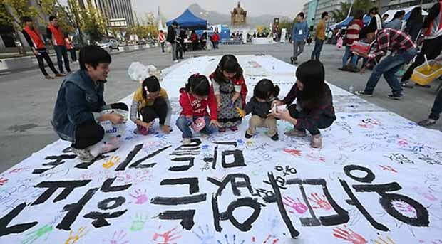 서울 광화문광장에서 열린 왕따 없는 학교 만들기 물결운동에서 어린이들이 대형 현수막에 왕따 추방을 기원하는 손 도장을 찍고 있다. 
