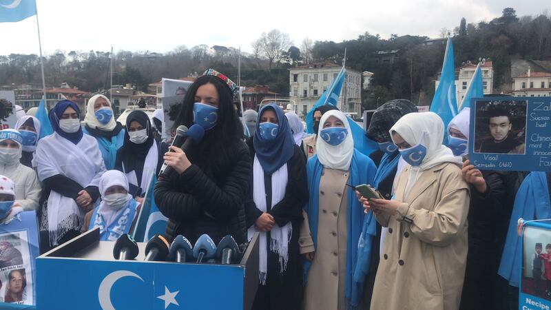 ئىستانبۇلدىكى خىتاي كونسۇلخانىسىغا يېقىن جايدىكى دېڭىز بويىدا «شەرقىي تۈركىستاندا ئايال» بولۇش دېگەن تېمىدا ئۆتكۈزۈلگەن نامايىش ۋە ئاخبارات ئېلان قىلىش پائالىيىتىدە تۈرك ژۇرنالىست مەرۋە شەبنەم ئورچ خانىم سوزلىمەكتە. 2021-يىلى 8-مارت، ئىستانبۇل.