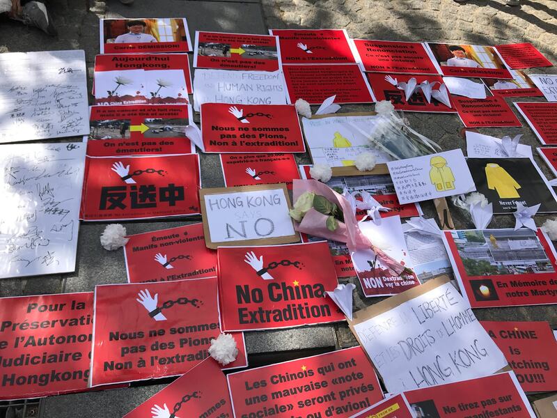 资料照：2019年6月16日，在巴黎的香港侨民也共襄盛举，齐聚蓬皮杜中心广场，要求港府完全撤回《逃犯条例》。集会中，也举行悼念仪式，为因“反送中”而坠楼逝世的同路人默哀，表达侨民们对他的敬意与哀伤。(记者蔡凌)