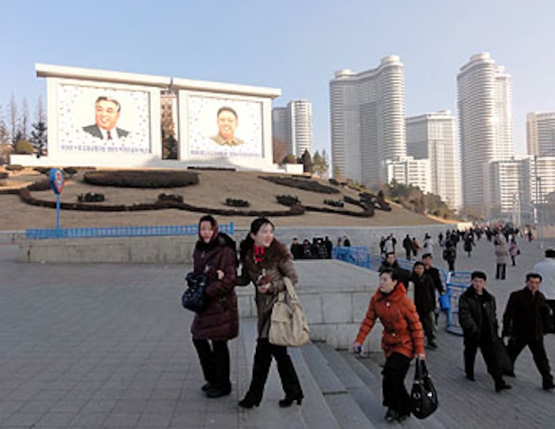 圖片5:金正日逝世後的一年,隨著年輕領導人金正恩的上台,朝鮮國內,特別是在一些大城市,逐漸出現了一些過往看不到的情形,比如女性開始准許穿著高跟鞋、戴耳環和化妝。記者在平壤的地鐵口親眼目睹了這種變化,而她們主要是一些中、高級的白領,男性則仍然保持全身黑、灰色打扮。大家對在附近監測行人一舉一動的便衣警察似乎習以為常。