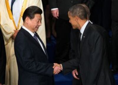 Tổng thống Mỹ Barack Obama (P) bắt tay với Chủ tịch Trung Quốc Tập Cận Bình tại The Hague hôm 25/3/2014. AFP photo