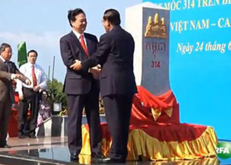 នាយករដ្ឋមន្ត្រី​ប្រទេស​វៀតណាម លោក ង្វ្រៀន តាន់យ៉ុង (Nguyen Tan Dung) [ឆ្វេង] ចាប់​ដៃ​ជាមួយ​នាយករដ្ឋមន្ត្រី​កម្ពុជា លោក ហ៊ុន សែន ក្នុង​ឱកាស​សម្ពោធ​បង្គោល​ព្រំដែន​គោក​លេខ ៣១៤ នៅ​រវាង​ខេត្ត​កំពត ប្រទេស​កម្ពុជា និង​ខេត្ត​គៀងយ៉ាង ប្រទេស​វៀតណាម កាល​ពី​ថ្ងៃ​២៤ មិថុនា ឆ្នាំ​២០១២។