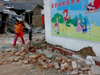 图片：安县一所小学，校舍倒了，墙报前都是瓦砾（记者林迪）