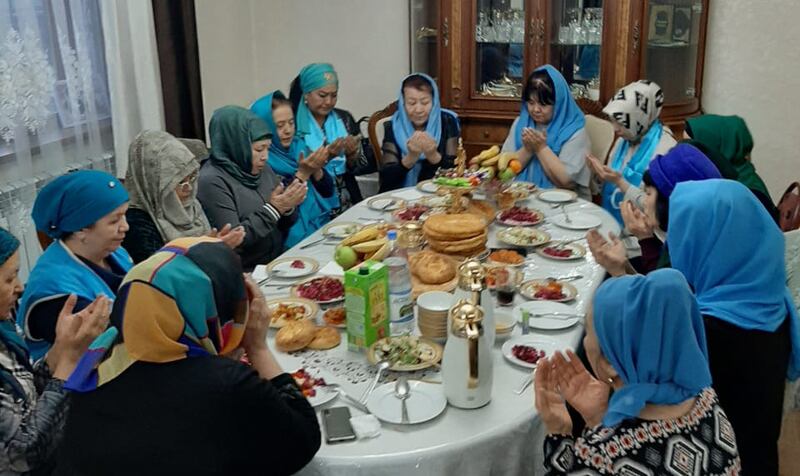 «5-فېۋرال غۇلجا ۋەقەسى» نى خاتىرىلەش ۋە شېھىتلارنىڭ روھىغا دۇئا قىلىش پائالىيىتىدىن كۆرۈنۈش. 2021-يىلى 5-فېۋرال، ئالمۇتا.