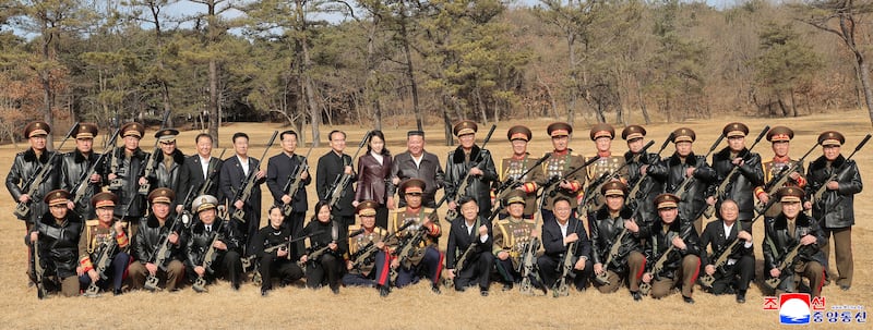 조선중앙통신은 김정은 국무위원장이 2월 27일 주요 간부들에게 저격수보총을 선물하고 야외 사격장에서 간부들과 함께 사격 연습을 했다고 보도했다.