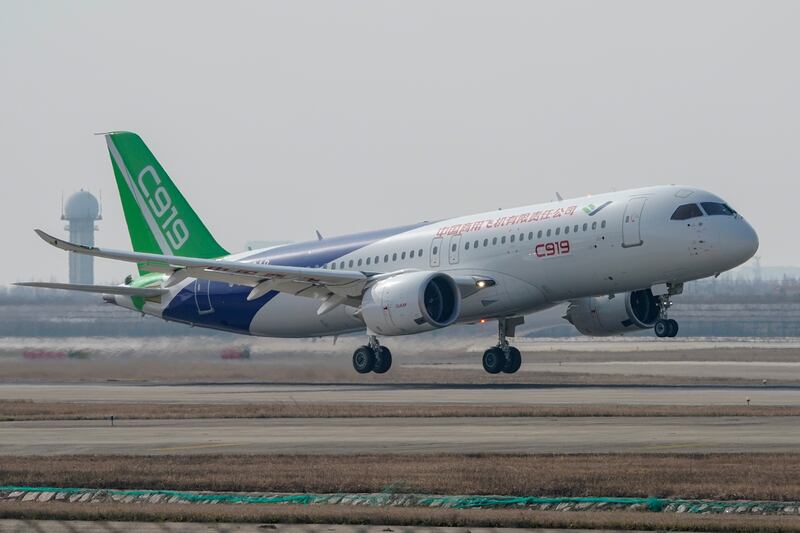 國產大型客機C919第五架試飛飛機，於2019年在上海浦東國際機場試飛。（路透社圖片）