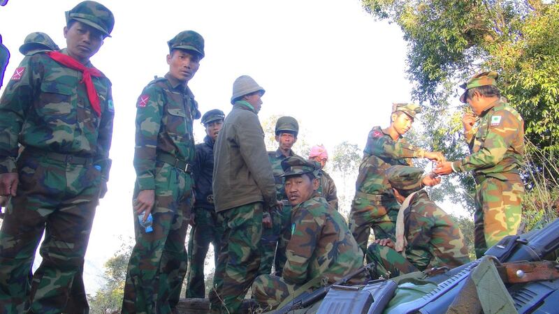 တအာင်းအမျိုးသားလွတ်မြောက်ရေးတပ်မတော် (TNLA) တပ်ဖွဲ့ဝင်တချို့အား ၂၀၁၇ ခုနှစ် ဇန်နဝါရီလ ၁၂ ရက်နေ့က တွေ့ရစဉ်။ (Photo: RFA)