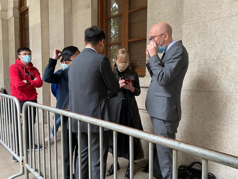 歐盟外交人員一早到庭外排隊旁聽。（劉少風 攝）