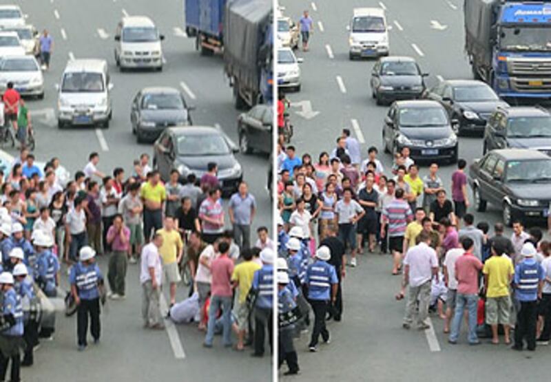 8月30日期間多名工人在馬路上聚集，有工人躺在馬路中心堵路。 （網友小關提供）