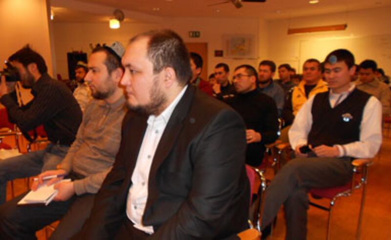 شۋېتسىيە ئۇيغۇر مائارىپ ئۇيۇشمىسى ئۇيۇشتۇرغان ئۇيغۇرلارغا تارىختىن لېكسىيە بېرىش يىغىنىدىن كۆرۈنۈش. 2013-يىلى 20-يانۋار، شۋېتسىيە.