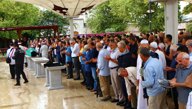 تۈرك تارىخى ۋە ئۇيغۇر ئېلى تەتقىقاتلىرى بىلەن تونۇلغان تارىخشۇناس، پروفېسسور ئابدۇقادىر دونۇكنىڭ جىنازا نامىزى. 2022-يىلى 25-ئاۋغۇست، ئىستانبۇل، تۈركىيە.