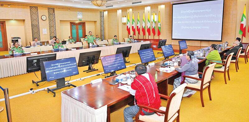 နိုင်ငံတော်၏ ငြိမ်းချမ်းရေးဆွေးနွေးရေး အဖွဲ့နှင့် NCA လက်မှတ် ရေးထိုးထားသည့် PPST အဖွဲ့ဝင် တိုင်းရင်းသား လက်နက်ကိုင်အဖွဲ့ (၅)ဖွဲ့ ကိုယ်စားလှယ်အဖွဲ့တို့ ၂၀၂၃ ခုနှစ် ဇွန်လ ၂၆ ရက်နေ့က နေပြည်တော်တွင် တွေ့ဆုံဆွေးနွေးနေစဉ်။ (Photo: Myanmar Military)