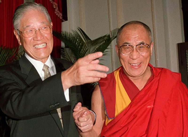 1997年前总统李登辉任内,达赖喇嘛首次受邀访问台湾。(达赖喇嘛西藏宗教基金会提供)