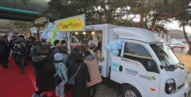 서울경마공원에서 열린 탈북민 푸드트럭 개업식에서 참석자들이 음식을 맛보고 있다.