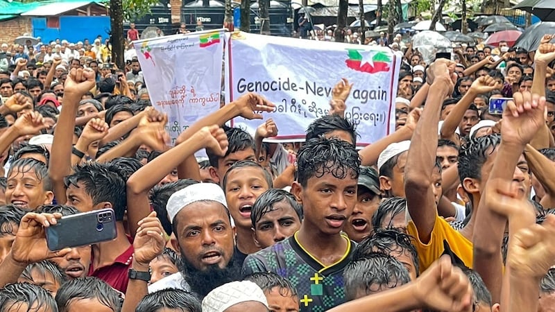 ဘင်္ဂလားဒေ့ရှ်နိုင်ငံရှိ ရိုဟင်ဂျာဒုက္ခသည်များမှ လူမျိုးတုံးသတ်ဖြတ်မှု (၆) နှစ်မြောက်နေ့ အထိမ်းအမှတ်အား ၂၀၂၃ ခုနှစ်၊ ဩဂုတ်လ ၂၅ ရက်နေ့က ကျင်းပစဉ်။ (Photo : AFP)