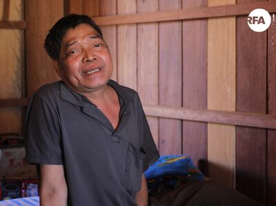 លោក រម៉ាស់ ហិន អតីត​តំណាង​សហគមន៍ នៅ​ឃុំ​ញ៉ាង ស្រុក​អណ្ដូងមាស ខេត្ត​រតនគិរី ផ្ដល់​បទសម្ភាសន៍​អំពី​ការ​ធ្វើ​ជីវកម្ម​រ៉ែ​របស់​ក្រុមហ៊ុន កាល​ពី​ថ្ងៃ​ទី​២៤ ខែ​មករា ឆ្នាំ​២០១៧។ RFA/Chuop Sereyroth