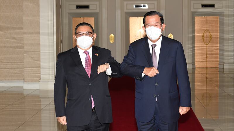 (ဒီဇင်ဘာလ ၇ ရက်နေ့က ကမ္ဘောဒီးယားနိုင်ငံတွင် စစ်ကောင်စီနိုင်ငံခြားရေးဝန်ကြီး ဦးဝဏ္ဏမောင်လွင်နှင့် ဝန်ကြီးချုပ် ဟွန်ဆင်တို့ တွေ့ဆုံခဲ့စဉ်။)
