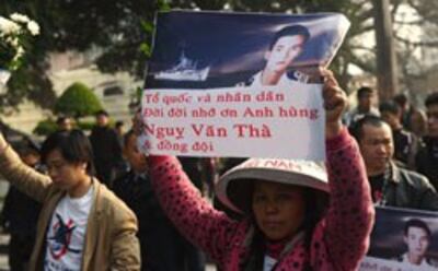 Người dân biểu tình chống Trung Quốc cầm chân dung người lính hải quân VNCH Ngụy Văn Thà, đã hy sinh trong trận hải chiến với TQ tại quần đảo Hoàng Sa 40 năm trước. Ảnh chụp hôm 19/1/2014 tại Hà Nội. AFP photo