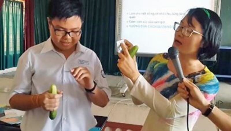 Phương pháp dạy giáo dục giới tính cho học sinh bằng... dưa chuột của cô giáo Bùi Thị Kiều đang nhận được nhiều sự quan tâm của dư luận. (Ảnh cắt từ clip/TT)