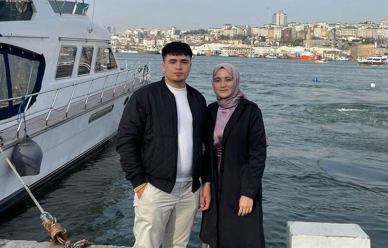مەرھۇم قەمەرنىساخان ئابدۇراخماننىڭ تۈركىيەدە ئوقۇۋاتقان شاراپەت ۋە مۇھەممەد ئىسىملىك ئىككى پەرزەنتى. 2022-يىلى، ئىستانبۇل.