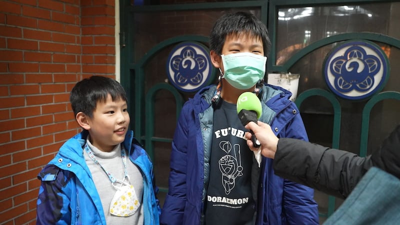 张家兄弟虽来不及报名,但对“科目三”舞蹈相当熟悉。(记者 陈建宏摄)