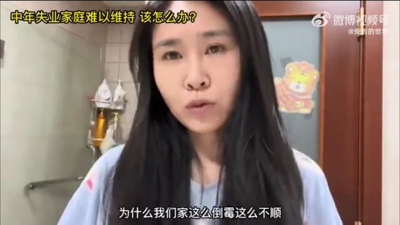 這名30多歲的年輕人抱怨「口罩事件」(疫情封控)導致失業,無力支付80萬銀行貸款。(網上影片截圖/古亭提供)