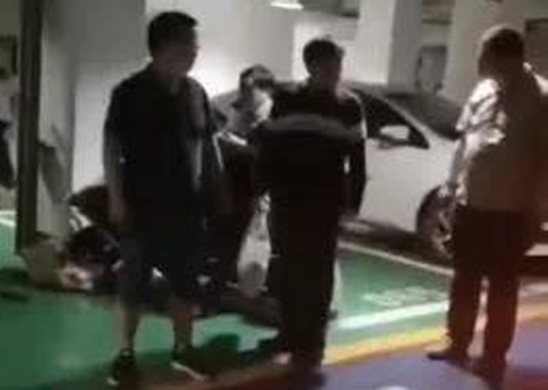 自貢自流井區一居民社區發現被丟棄的新生女嬰。（視頻截圖 / 2020年5月4日）