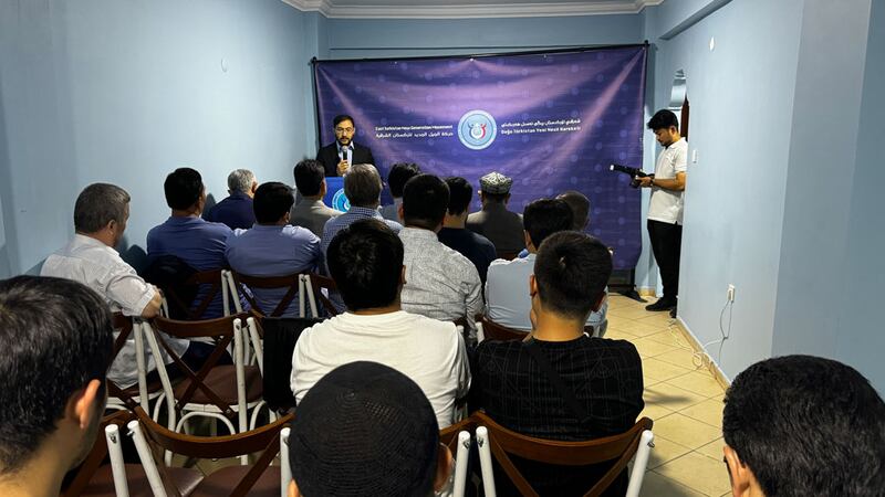 ئىستانبۇلنىڭ سەفاكۆي رايونىدا ئېلىپ بېرىلغان «شەرقىي تۈركىستان يېڭى نەسىل ھەرىكىتى» يېڭى ئىدارە ھەيئىتىنىڭ يېڭىدىن خىزمەت ئىشخانىسى ئېچىلىش مۇراسىمى كۆرۈنۈشى. 2024-يىلى 11-ئۆكتەبىر، ئىستانبۇل