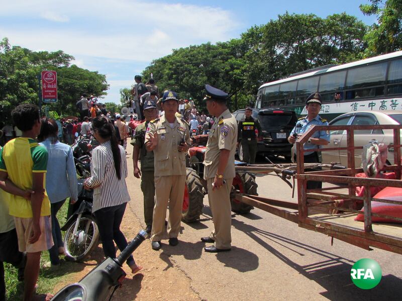 អាជ្ញាធរ​សម្រួល​ចរាចរណ៍ ខណៈ​កសិករ​តវ៉ា​បិទ​ផ្លូវ​ជាតិ​លេខ​៥ នៅ​ចំណុច​មុខ​សាលា​ឃុំ​កំពង់ព្រៀង ស្រុក​សង្កែ ខេត្ត​បាត់ដំបង នៅ​ថ្ងៃ​ទី​១៨ ខែ​កញ្ញា ឆ្នាំ​២០១៦។ RFA/Hum Chamroeun