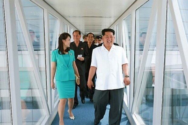 김정은 북한 국방위원회 제1위원장과 부인 리설주가 지난 2015년 6월 평양 순안국제공항 제2청사를 시찰하고 있다.