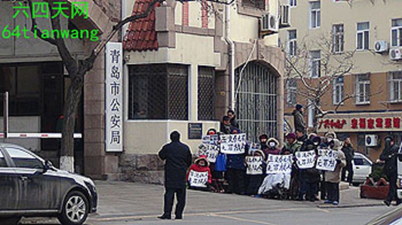 2013年1月23日，十多名來自山東省青島市小水清溝村的村民，來到市公安局請願，要求釋放被捕村民王文春。（相片來自天網）