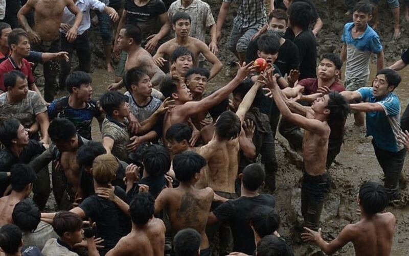 Thanh niên tranh nhau cướp phết ở làng Hiền Quang, tỉnh Phú Thọ, ngày 20 tháng 2 năm 2016.