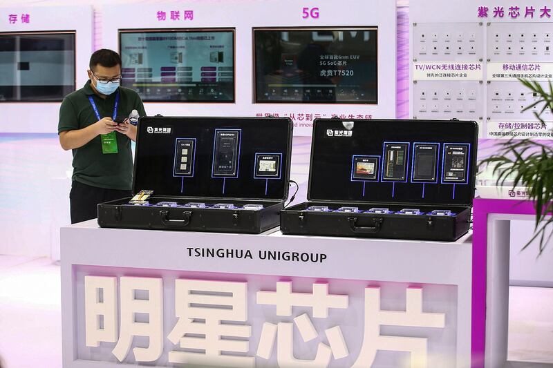 紫光集团被视为实现“中国芯”的龙头。这家中国最大晶片制造商上星期债券价格突然暴跌。集团周一表示,因公司流动资金紧张,令规模达13亿元人民币、票息5.6%的私募债不能按期足额支付。图为,2020年8月26日,在南京举行2020年世界半导体会议上展示紫光集团的芯片。(法新社)