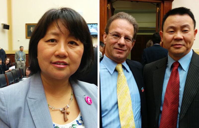 左圖：柴玲。右圖：熊焱和與會人士。（粵語部畢子默拍攝）