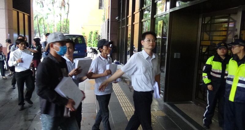 多名越南受害者代表跟随律师张誉尹进入台北地方法院控告台塑。（记者夏小华摄）