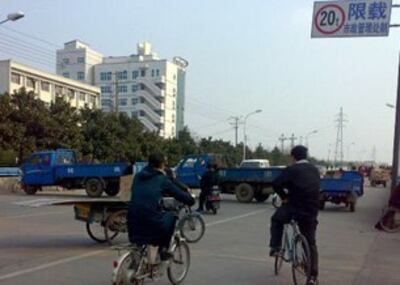 图片:漯河回民用卡车堵路(目击市民拍摄发上互联网论坛)