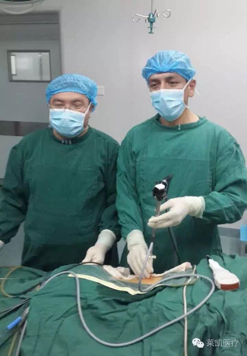 25 يىللىق كېسىۋېتىلگەن، قەشقەر 2-دوختۇرخانىنىڭ تاشقى كېسەللەر دوختۇرى، ۋراچ سايىتاجى قاسىم ئەپەندى ئوپېراتسىيە ئۈستىدە. (ۋاقتى ۋە ئورنى ئېنىق ئەمەس)
