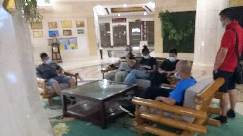 2020年10月2日,梁颂基和梁一鸣被强制送到云南一家酒店,受到广东公安(图)控制。(王喜利独家提供)