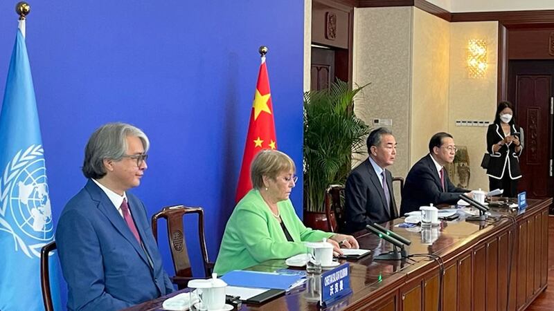 联合国人权高专巴切莱特(左二)2022年5月25日在广州以视频方式会见中国领导人习近平(Handout via REUTERS )
