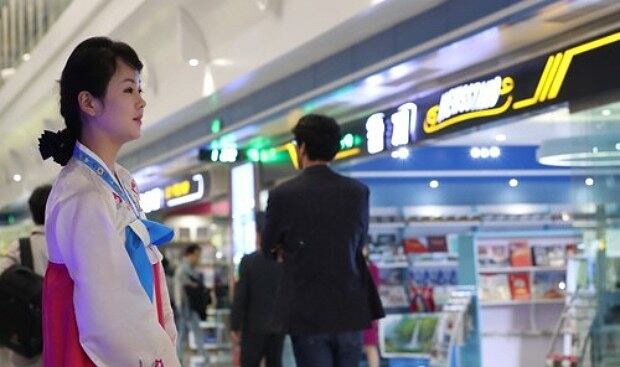 사진은 평양순안공항 탑승대합실 면세점 직원.